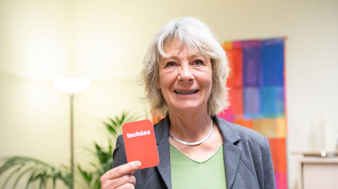 Diakonieverband; Häusliche Gewalt überwinden; Florence Wetzel Die rote Stopp-Karte musste sie in den vergangenen fast 25 Jahren oft hochhalten, jetzt sagt sie damit »tschüss«: Florence Wetze