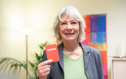 Die rote Stopp-Karte musste sie in den vergangenen fast 25 Jahren oft hochhalten, jetzt sagt sie damit »tschüss«: Florence Wetze