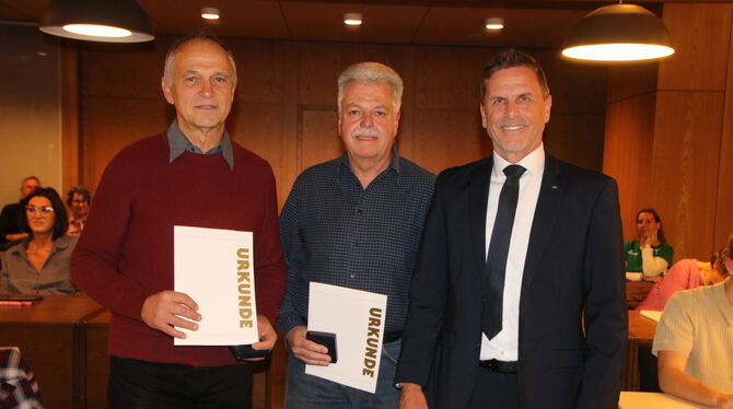 Ulrich Schneider (links) und Peter Zimmermann (mitte) wurden von Bürgermeister Christof Dold für ihre vielfältigen ehrenamtliche