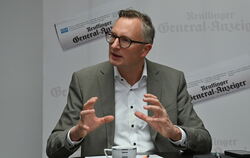 Eine stotternde Wirtschaft, klamme Kommunen, marode Schulgebäude. Grünen-Fraktionsvorsitzender Andreas Schwarz gibt sich im GEA-