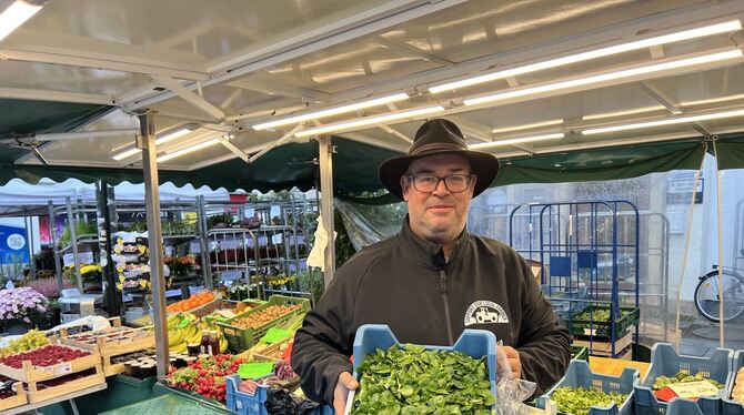 Frisch vom Markt Marktbeschicker Martin Frech präsentiert seinen Ackersalat.