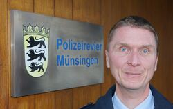 Robert Heinrich, Chef des Polizeireviers Münsingen, stellte den Kriminalitätslage-bericht vor.  FOTO: LENK