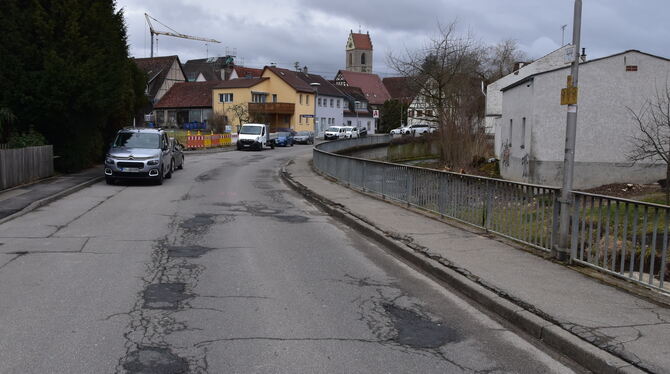 Straße Geplante Kanalarbeiten in der Ofterdinger Hafnerstraße, hier im Bild, können dieses und nächstes Jahr nicht durchgeführt werden.