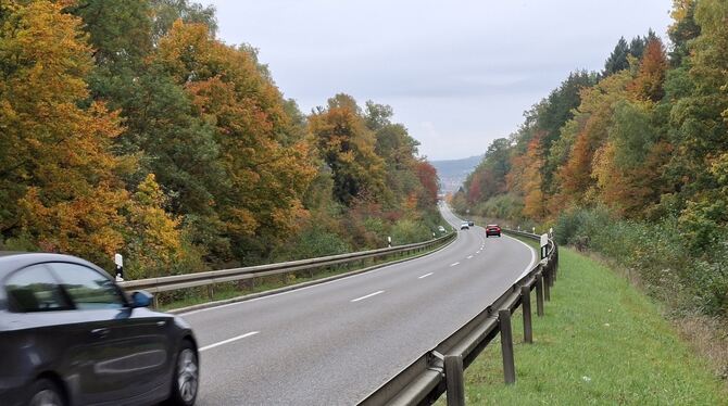 K 6714 Metzingen Eningen Entlang der K 6714 Metzingen - Eningen könnte ein Radweg zwischen den beiden Kommunen gebaut werden. Das wäre die direkteste, ab