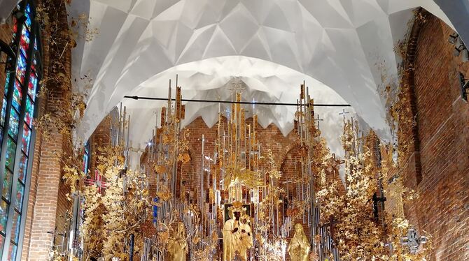 Der weltgrößte Bernsteinaltar Jankowskis mit polnischen Fahnen. FOTOS: ZIMMERMANN Der weltgrößte Bernsteinaltar Jankowskis mit polnischen Fahnen. FOTOS: ZIMMERMANN