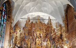 Der weltgrößte Bernsteinaltar Jankowskis mit polnischen Fahnen.  FOTOS: ZIMMERMANN