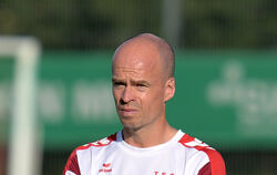 TSG-Trainer Michael Frick sieht Chancen von seinem Team, aber  keine Tore.  FOTO: BAUR