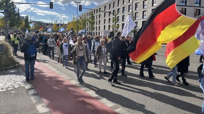 Rund 300 Demonstranten zogen bei der Kundgebung von »Baden-Württemberg steht auf« durch Reutlingen.