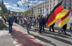 Rund 300 Demonstranten zogen bei der Kundgebung von "Baden-Württemberg steht auf" durch Reutlingen. 