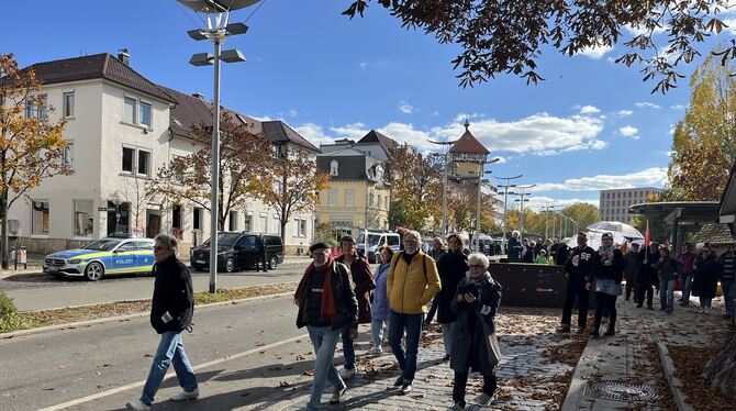 Nach Polizeiangaben rund 70 Gegendemonstranten zogen einmal um die Altstadt. Hier der Start am ZOB.