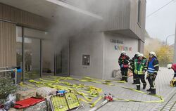 Vor dem Gebäude bereiten sich die Feuerwehrleute für ihren Einsarz vor, die Führungskräfte beobachten und planen die nächsten Ma