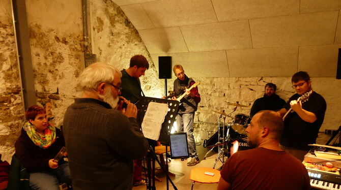 Brennwert Seit 16 Jahren gibt es die integrative Band »Brennwert«. Die Musiker singen darüber, was sie gerade beschäftigt. Benjamin Strohm