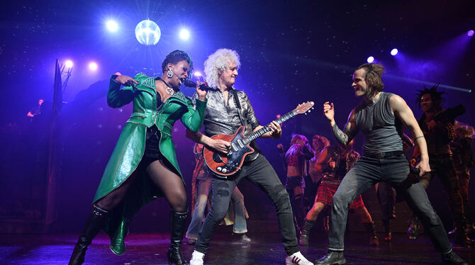 Musical Queen Brian May »We Will Rock You« Rocklegende Brian May zwischen der Killer Queen (Aisata Blackman) und Galileo Figaro (Kasper Nilsson).