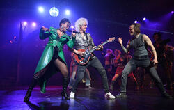 Rocklegende Brian May zwischen der Killer Queen (Aisata Blackman) und Galileo Figaro (Kasper Nilsson).