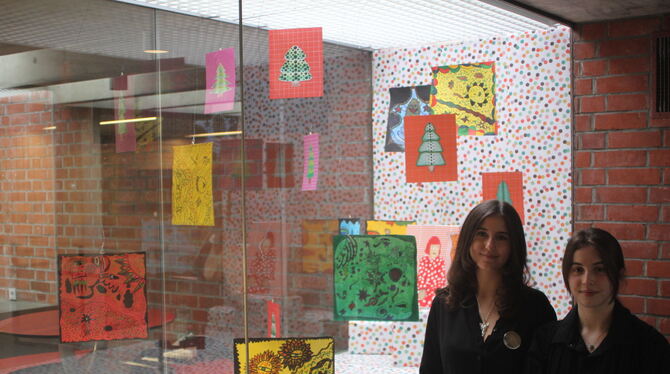 Kunstexpertinnen: Emilia Ziegler (links) und Elif Yonat vor der Vitrine, die der japanischen Künstlerin Yayoi Kusama gewidmet wu