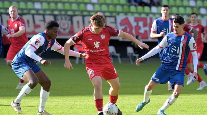 Baden-Wuerttemberg, Fussball, Maenner, OL, Oberliga, Saison 2025/26, wfv Die SSV-Offensivabteilung um Tom Ruzicka (am Ball) trifft das Tor trotz zahlreicher Chancen nicht.
