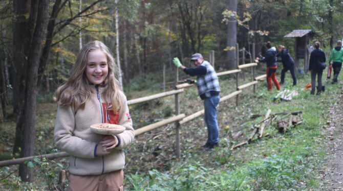 Waldrand-Putzete Kirchentellinsfurt Lotta Kobbelt (links) fand einen riesigen Parasol-Pilz im Wald. Aus der Bildmitte grüßt Kirchentellinsfurts Bürgermeister Bernd