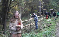 Lotta Kobbelt (links) fand einen riesigen Parasol-Pilz im Wald. Aus der Bildmitte grüßt Kirchentellinsfurts Bürgermeister Bernd 