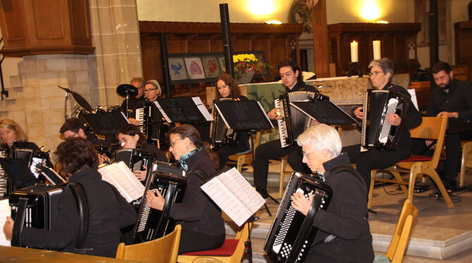 Benefizkonzert, Konzert, Akkordeon Das Akkordeonorchester unter Leitung von Beate Fischer-Haas begeisterte in seinem Benefizkonzert auf ganzer Linie.