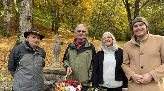 Lindenplatz, Kunst, Kultur Gruppenbild mit Reiher im Hintergrund, von links: Franz Georg Gaibler (Heimat- und Geschichtsverein), Wolf-Dieter Baumann (Jauch