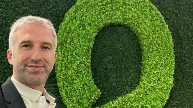 Oberbürgermeister Boris Palmer vor dem Logo des Zero Waste Forum, einer stilisierten Null.