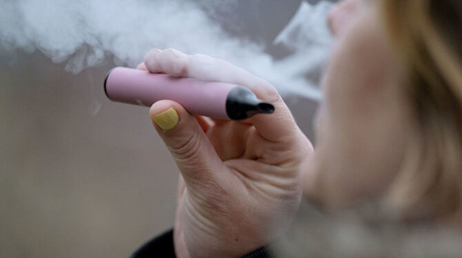 Konsum, Rauchen, Symbolbild, Raucher, Nikotin, Entzug, Drogen, Droge, bwg, lsw Eine Frau bei der Nutzung einer E-Zigaretten. Über die Inhaltsstoffe und die gesundheitlichen Folgen des Konsums von E-Zigarette