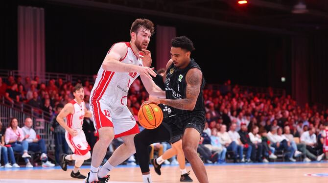 2. Bundesliga, Action, Aktion, Zweikampf, Basketball, Köln, Pro A, RheinStars Koeln, Tigers Tuebingen, Tübingen Topscorer der Partie: Tübingens Bernard Pelote (rechts).