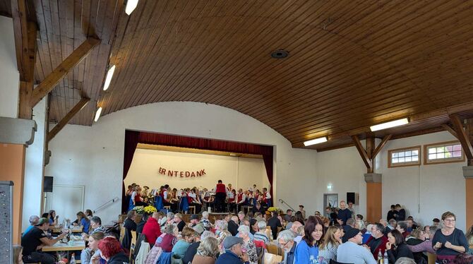 Die Gäste genossen Musik, Essen und Unterhaltung bei der Kirbe.  FOTO: KIRCHE