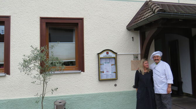 Bozena und Giuseppe Amodio vor ihrem Traum-Gasthaus. FOTOS: BARTH Bozena und Giuseppe Amodio vor ihrem Traum-Gasthaus. FOTOS: BARTH