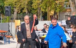 Brückenfest in Betzingen: Oberbürgermeister Thomas Keck und Bezirksbürgermeister Friedemann Rupp haben das Band durchschnitten. 