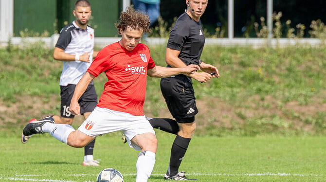 16.8.2025, Fussball, Spieltag 2, Spielzeit 2025/2026, TSG Tuebingen vs. TSV Berg, Verbandsliga Wuerttemberg Ein feiner Techniker: TSG Tübingens Constantin Zeyer (links).