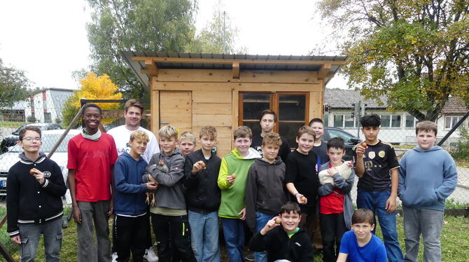 Hühner Unterricht zum Anfassen: Ganz stolz halten die Schüler der Werdenbergschule frische Eier in der Hand und ihre Hühner auf dem Arm