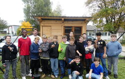 Unterricht zum Anfassen: Ganz stolz halten die Schüler der Werdenbergschule frische Eier in der Hand und ihre Hühner auf dem Arm
