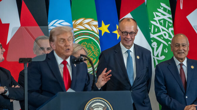 Gaza, Israel, Nahost, Krieg, Konflikte Bundeskanzler Friedrich Merz musste in Scharm El Scheich als Kulisse hinter Donald Trump stehen.