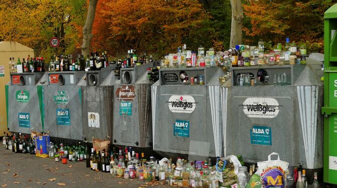 Die Container auf dem Parkplatz am Reutlinger Freibad sind wieder überfüllt.
