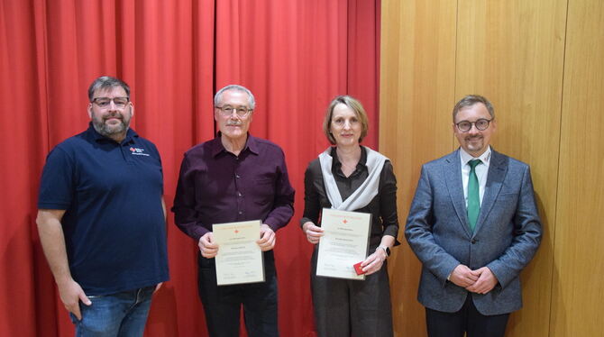 DRK-Bereitschaftsleiter Simon Schäberle (links) und Bürgermeister Steffen Heß (rechts) mit den Jubilaren Herbert Renz und  Kerst
