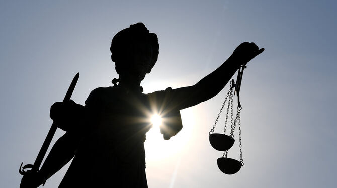 Gerechtigkeit, Göttin, Mythologie, Gesetz, Rechtssprechung, Waage, lhe, hes Tübinger Landgericht will im Prozess um den Fenstersturz und die Vergewaltigung vor der Reutlinger Asylbewerberunterkunft in der