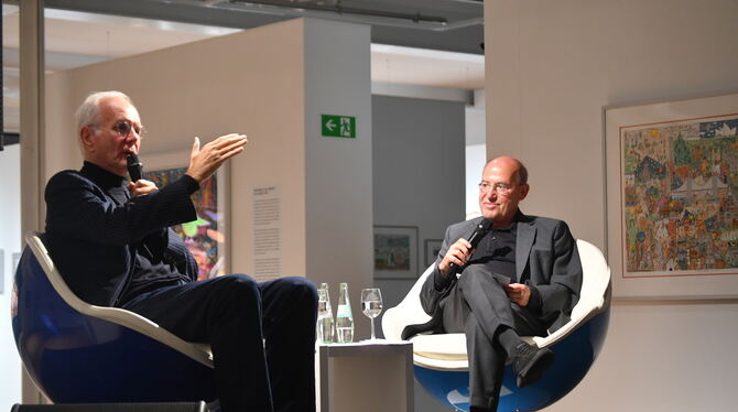 Harald Schmidt (links) und Gregor Gysi (Die Linke) im Gespräch vor ausverkauftem Saal im Kunstmuseum NKT. FOTO: SCHERTLIN Harald Schmidt (links) und Gregor Gysi (Die Linke) im Gespräch vor ausverkauftem Saal im Kunstmuseum NKT. FOTO: SCHERTLIN