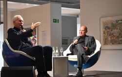 Harald Schmidt (links) und Gregor Gysi (Die Linke) im Gespräch vor ausverkauftem Saal im Kunstmuseum NKT.  FOTO: SCHERTLIN