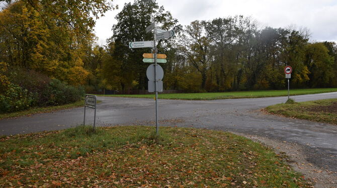 Die Kreuzung am jüdischen Friedhof. Hier gilt rechts vor links, dies soll allerdings deutlicher markiert werden. In Richtung Reu