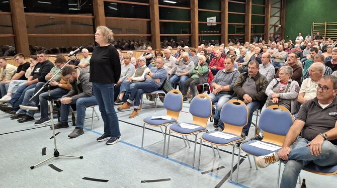 Bürgermeisterwahl Kandidatenvorstellung Sonnenbühl Wie hier in Erpfingen waren in allen Hallen in den Sonnenbühler Ortsteilen nur wenige reservierte Plätze freigeblieben, die Sonn