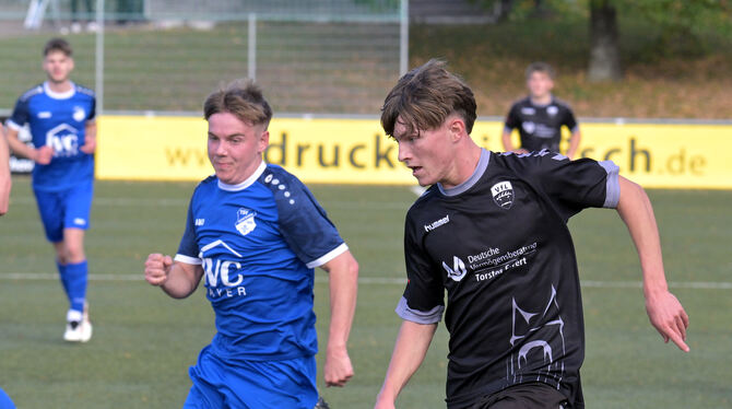 BL, Bezirk Alb, Bezirksliga, Fussball, Maenner, Saison 2025/26, Wuerttemberg, wfv Die Überraschung beim VfL Pfullingen: Offensivspieler Finn Beck (rechts).