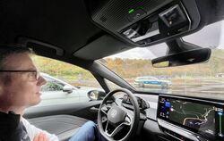 Testfahrer Thomas Heinrich ist gewarnt und stoppt seinen Wagen trotz Vorfahrt vor der Kreuzung. Das Polizeiauto bekommt kurzfris