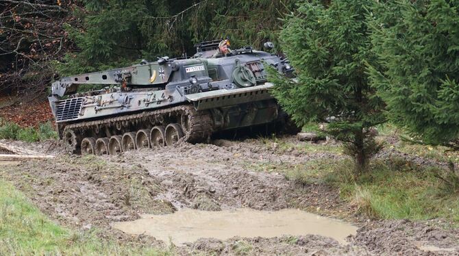 Der Bergepanzer im Gewann Kalksbuch, nicht weit entfernt sind die ehemaligen Schießbahnen 12 und 13.  FOTOS: LENK Der Bergepanzer im Gewann Kalksbuch, nicht weit entfernt sind die ehemaligen Schießbahnen 12 und 13.  FOTOS: LENK