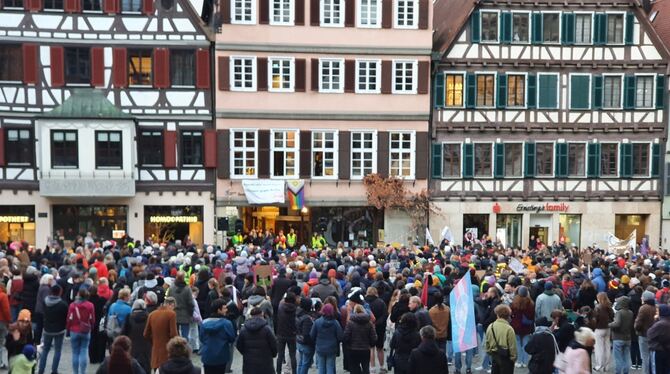 Demo, Kundgebung Demos auf dem Marktplatz in Tübingen.