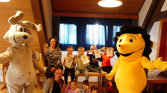 Alle Kinder der Hasengruppe von Barbara Müller (vorne links) haben das Mini-Sportabzeichen erfolgreich absolviert. Seit diesem S