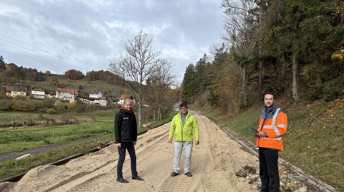 Verkehr Tobias Halm, Marcus Friedrich und Corinna Himming (von rechts) begutachten die Felsräumungsmaßnahmen in Gundelfingen.
