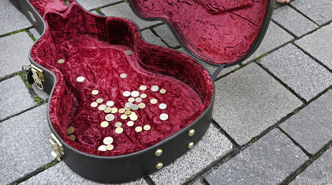 Straßenmusik; Regeln; Das sagen Musiker Für Musiker ist ein Auftritt in der Innenstadt eine Möglichkeit rauszukommen, neues Song-Material zu erproben, aber auch, um etw