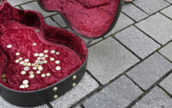 Für Musiker ist ein Auftritt in der Innenstadt eine Möglichkeit rauszukommen, neues Song-Material zu erproben, aber auch, um etw