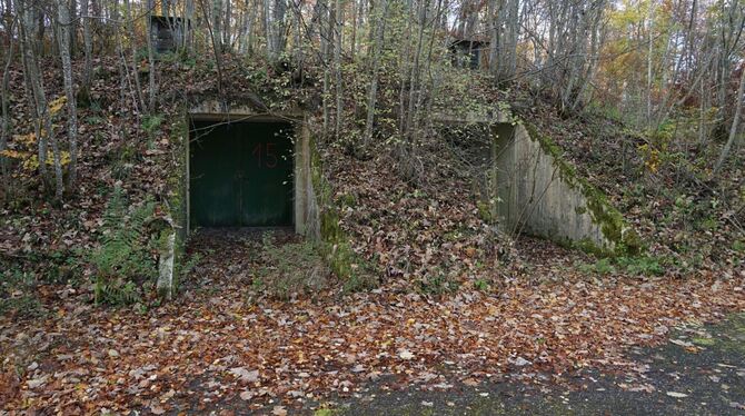 Die Bunker der (noch) vermieteten Standortmunitionsniederlage auf dem Gelände bei Engstingen sind eingezäunt. Der Standortübungs Die Bunker der (noch) vermieteten Standortmunitionsniederlage auf dem Gelände bei Engstingen sind eingezäunt. Der Standortübungs